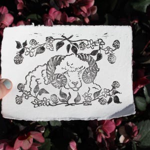 Stampa artistica rustica Capricorno Lino 5x7" Linoleografia Ariete Primavera Mora Blockprint Pecora Capra Estate Bacca Fiore Illustrazione botanica