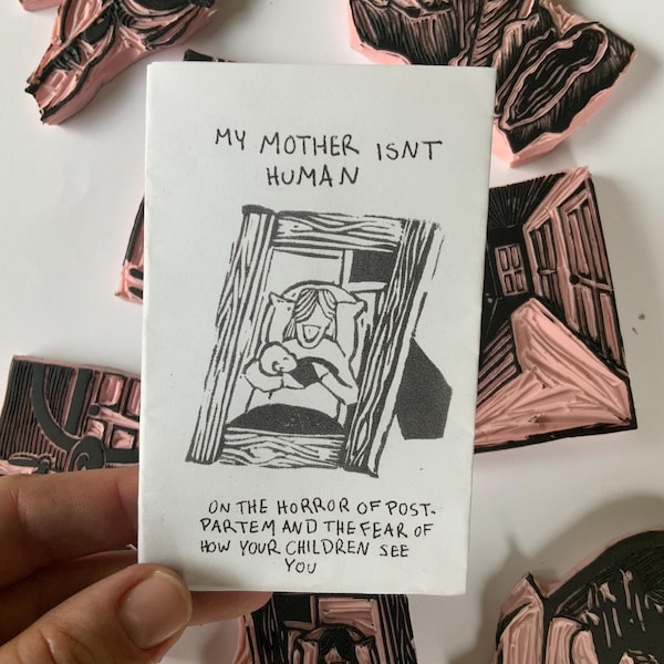 Fanzine de terror sobre la maternidad, «Mi madre no es humana». Fanzine imprimible sobre el posparto y el miedo. Libro de poemas linograbados e ilustrado a mano.