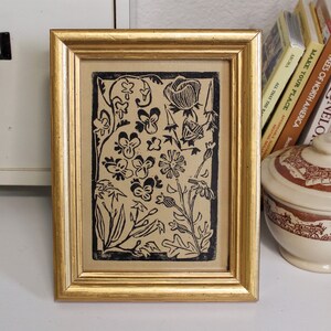 Gravura em linóleo "Jardim de Flores Silvestres" 5x7, Arte floral minimalista em tinta preta sobre papel artesanal, Arte botânica para parede, Impressão original imagem 6