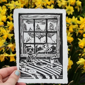 Table de cuisine lino imprimée à la main, confortable thé du matin, linogravure, impression d'art 5 x 7 po. sur papier taché fait main
