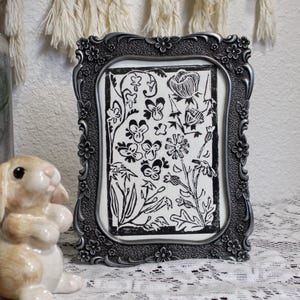 Gravura em linóleo "Jardim de Flores Silvestres" 5x7, Arte floral minimalista em tinta preta sobre papel artesanal, Arte botânica para parede, Impressão original imagem 7