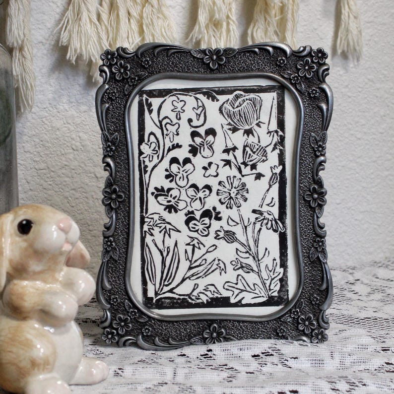 Gravura em linóleo "Jardim de Flores Silvestres" 5x7, Arte floral minimalista em tinta preta sobre papel artesanal, Arte botânica para parede, Impressão original imagem 7