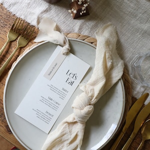Menu personnalisé imprimé avec les noms des invités pour le mariage | Moderne, luxueux, design bohème avec police de caractères au choix | Finition ruban effiloché - Pétunia