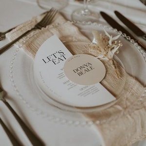 Marque-places avec menu imprimé pour mariages, avec noms d'invités | Moderne, luxueux, design bohème avec choix de polices de caractères - Abelia