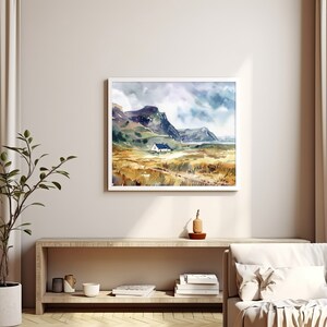 Pu&ograve; includere: Un dipinto ad acquerello di un paesaggio con una piccola casa bianca in primo piano. La casa &egrave; circondata da erba verde e un sentiero che conduce ad essa. Sullo sfondo, ci sono montagne e un specchio d'acqua. Il cielo &egrave; nuvoloso e grigio.