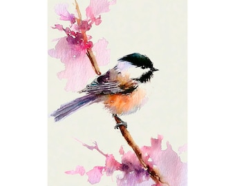 Puede incluir: Pintura a la acuarela de un pequeño pájaro posado en una rama con flores rosas. El pájaro tiene la cabeza negra, mejillas blancas y una mezcla de plumas marrones, naranjas y grises. El fondo es de color blanquecino.