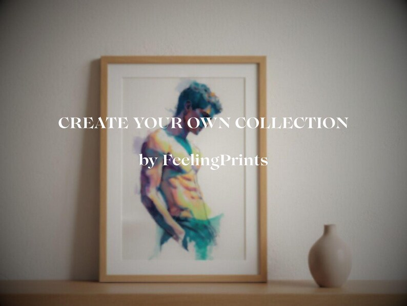 Pu&ograve; includere: Una stampa ad acquerello incorniciata di una figura muscolosa nei toni del blu, giallo e verde. L'opera d'arte &egrave; in una cornice di legno chiaro, con il testo "CREATE YOUR OWN COLLECTION" e "by FeelingPrints". Un piccolo vaso color crema &egrave; vicino.