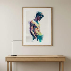 Pu&ograve; includere: Dipinto ad acquerello di una figura a torso nudo nei toni del blu, viola e giallo, incorniciato in legno chiaro. L'opera &egrave; appesa sopra una scrivania in legno con una lampada da scrivania nera.