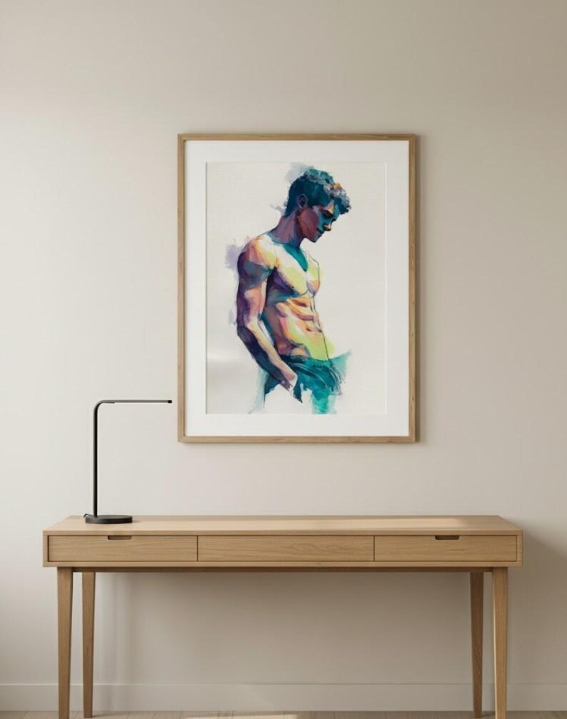 Pu&ograve; includere: Dipinto ad acquerello di una figura a torso nudo nei toni del blu, viola e giallo, incorniciato in legno chiaro. L'opera &egrave; appesa sopra una scrivania in legno con una lampada da scrivania nera.