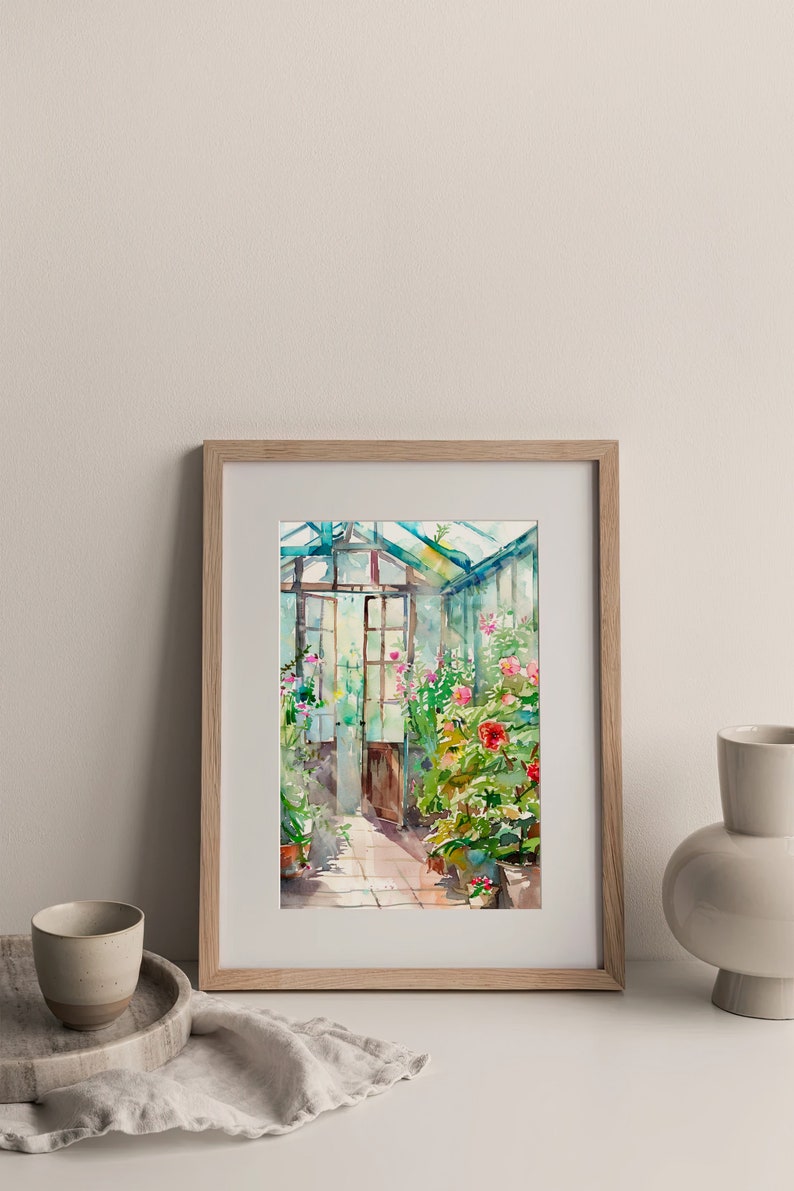 Puede incluir: Una pintura de acuarela enmarcada de un invernadero con una puerta de madera y vegetaci&oacute;n exuberante. La pintura presenta una variedad de flores en tonos de rosa, rojo y blanco.