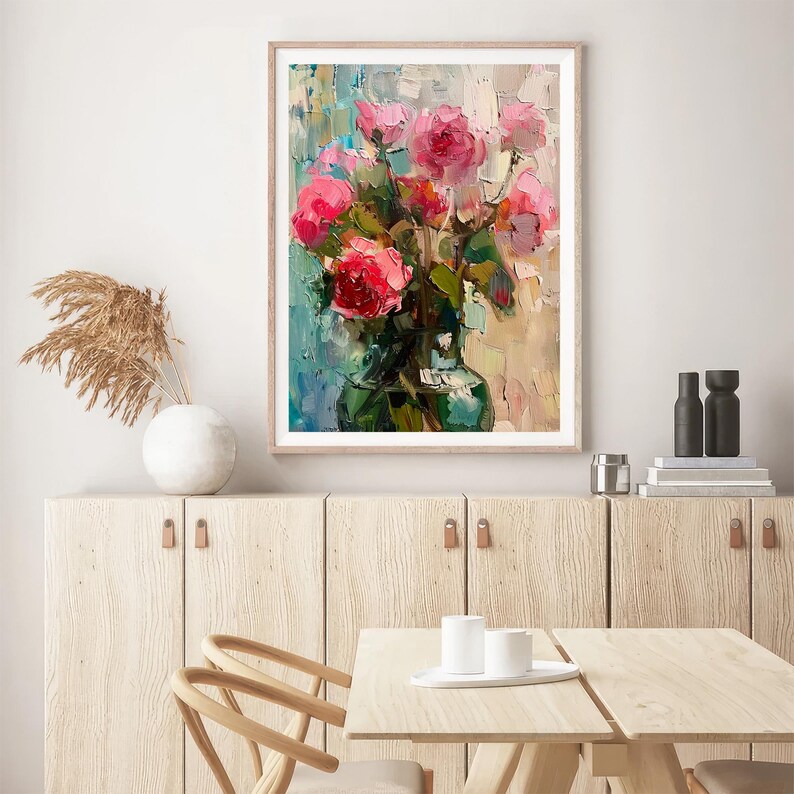 Op de afbeelding: Een schilderij van een boeket roze rozen in een groene vaas. De rozen zijn geschilderd in een losse, impressionistische stijl, met zichtbare penseelstreken. De achtergrond is een zacht, abstract ontwerp in tinten blauw en beige.