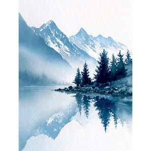 以下が含まれることがあります： 青色の山岳風景の水彩画。雪をかぶった山々が、湖の静かな水面に映っています。濃い緑色の木々が湖畔に並んでいます。この作品は、静けさと自然の美しさを感じさせます。