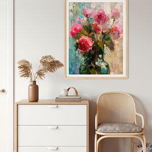 Op de afbeelding: Een schilderij van een boeket roze rozen in een groene vaas. De rozen zijn in een losse, natuurlijke stijl gerangschikt, en de vase is een eenvoudig, helder glazen ontwerp. De achtergrond is een zachte, abstracte waslaag in blauw en wit.