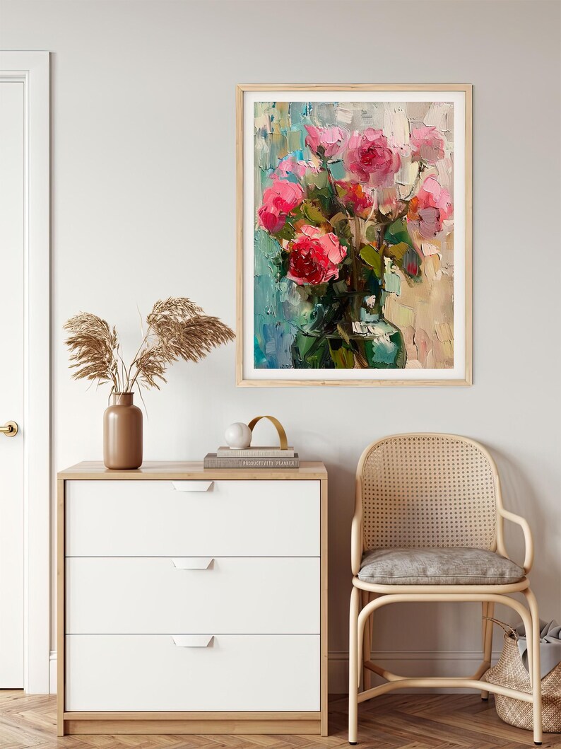 Op de afbeelding: Een schilderij van een boeket roze rozen in een groene vaas. De rozen zijn in een losse, natuurlijke stijl gerangschikt, en de vase is een eenvoudig, helder glazen ontwerp. De achtergrond is een zachte, abstracte waslaag in blauw en wit.