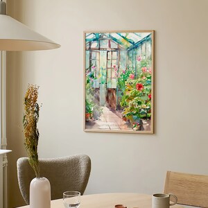 Puede incluir: Una pintura de acuarela de un invernadero con una puerta de madera y un camino que conduce a ella. El invernadero est&aacute; lleno de plantas y flores en tonos de rosa, rojo, verde y amarillo.