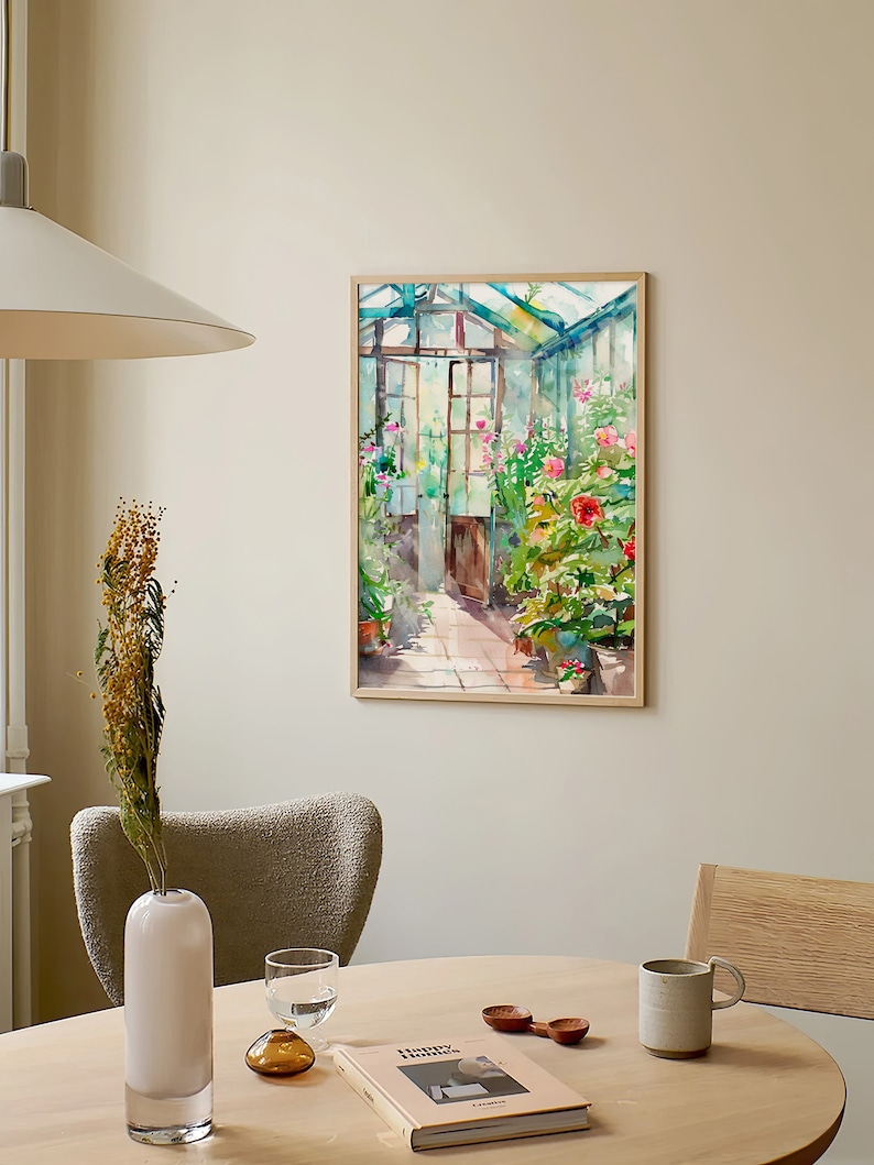 Puede incluir: Una pintura de acuarela de un invernadero con una puerta de madera y un camino que conduce a ella. El invernadero est&aacute; lleno de plantas y flores en tonos de rosa, rojo, verde y amarillo.