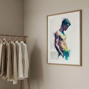 Pu&ograve; includere: Una stampa ad acquerello incorniciata di una persona con un fisico muscoloso, resa in vibranti tonalit&agrave; di blu, giallo e verde. L'opera d'arte &egrave; esposta su una parete dai toni neutri, accanto a un attaccapanni con vari capi d'abbigliamento.