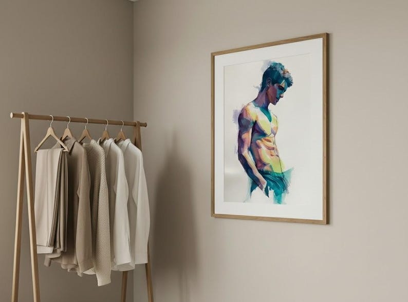 Pu&ograve; includere: Una stampa ad acquerello incorniciata di una persona con un fisico muscoloso, resa in vibranti tonalit&agrave; di blu, giallo e verde. L'opera d'arte &egrave; esposta su una parete dai toni neutri, accanto a un attaccapanni con vari capi d'abbigliamento.