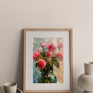 Op de afbeelding: Een ingelijst schilderij van een boeket roze rozen in een groene vaas. De rozen zijn geschilderd in een losse, impressionistische stijl, met zichtbare penseelstreken. De achtergrond is zacht blauw en wit.
