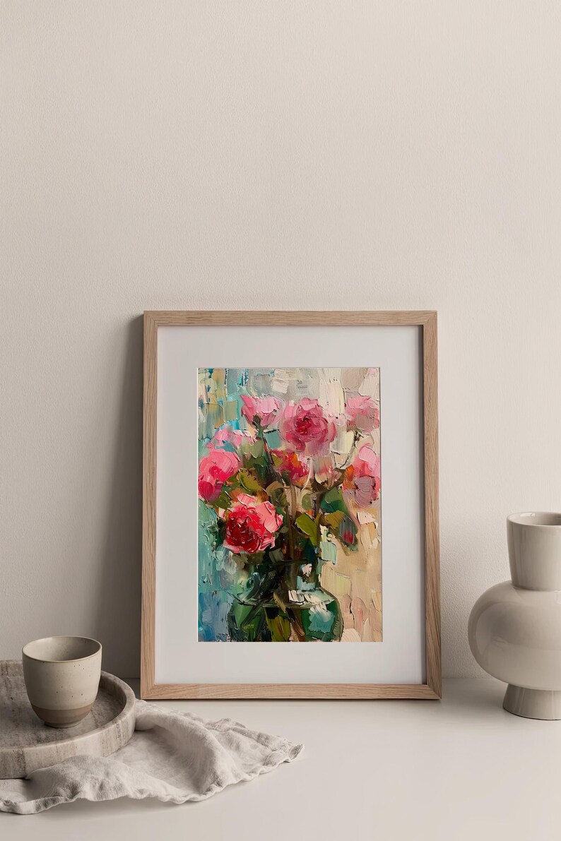 Op de afbeelding: Een ingelijst schilderij van een boeket roze rozen in een groene vaas. De rozen zijn geschilderd in een losse, impressionistische stijl, met zichtbare penseelstreken. De achtergrond is zacht blauw en wit.