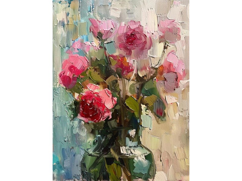 Op de afbeelding: Een schilderij van een boeket roze en rode rozen in een groene vaas. De rozen zijn geschilderd in een losse, impressionistische stijl, met zichtbare penseelstreken. De achtergrond is een zachte, abstracte waslaag in blauw en wit.