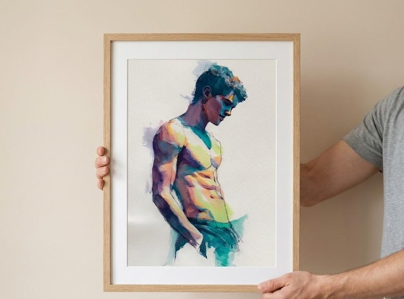 Pu&ograve; includere: Dipinto ad acquerello incorniciato di una figura maschile senza camicia. L'opera d'arte utilizza colori vivaci di blu, giallo e viola per rappresentare un corpo muscoloso. La figura &egrave; raffigurata in una posa contemplativa, in una cornice di legno.