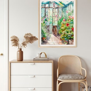 Puede incluir: Pintura acuarela de un invernadero lleno de exuberantes plantas verdes y flores vibrantes. El invernadero tiene un techo y paredes de vidrio, y el sol brilla a trav&eacute;s de las ventanas. Hay una puerta de madera en la parte posterior del invernadero, y el suelo est&aacute; embaldosado.