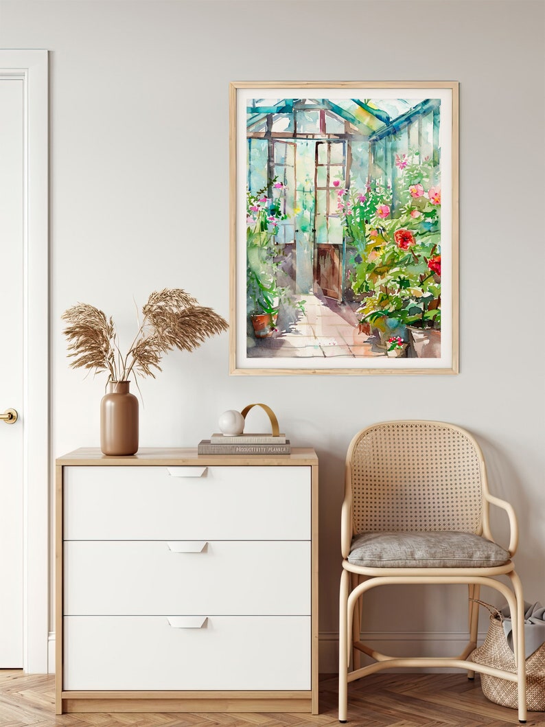 Puede incluir: Pintura acuarela de un invernadero lleno de exuberantes plantas verdes y flores vibrantes. El invernadero tiene un techo y paredes de vidrio, y el sol brilla a trav&eacute;s de las ventanas. Hay una puerta de madera en la parte posterior del invernadero, y el suelo est&aacute; embaldosado.