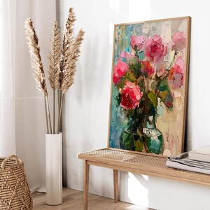 Op de afbeelding: Een schilderij van een boeket roze rozen in een groene vaas. De rozen zijn in een losse, natuurlijke stijl gerangschikt, en de vaas staat op een tafel. De achtergrond is een wazig, abstract ontwerp.