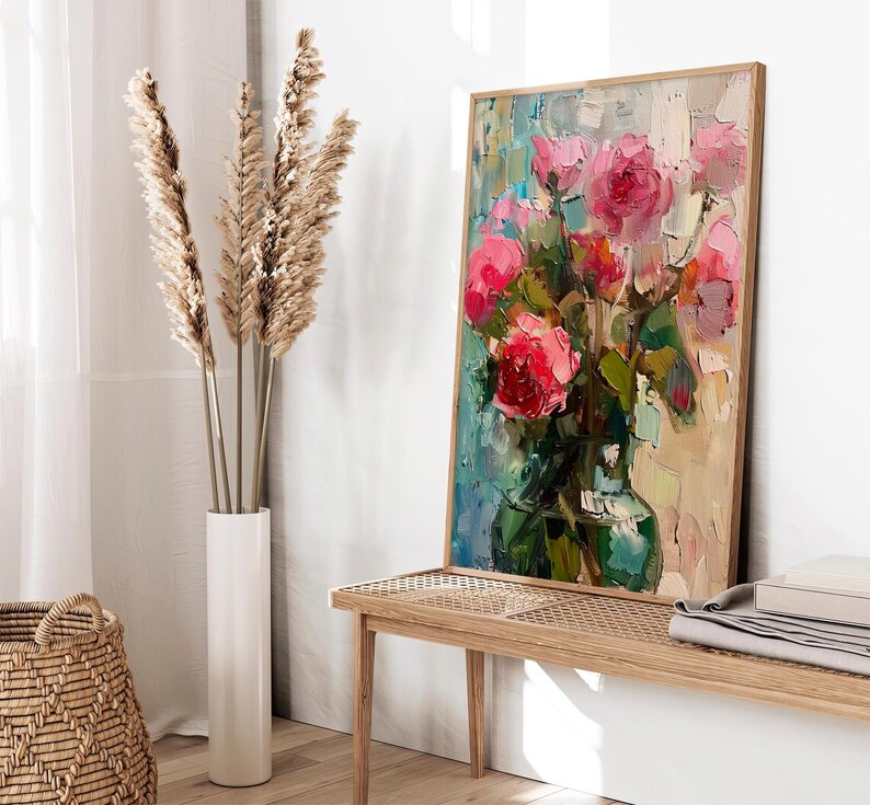 Op de afbeelding: Een schilderij van een boeket roze rozen in een groene vaas. De rozen zijn in een losse, natuurlijke stijl gerangschikt, en de vaas staat op een tafel. De achtergrond is een wazig, abstract ontwerp.