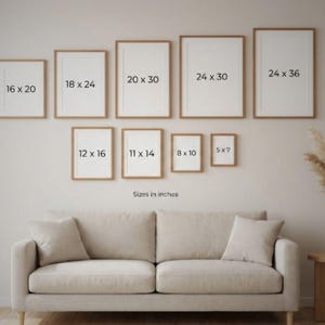 Pu&ograve; includere: Una mostra di stampe artistiche incorniciate in varie dimensioni, tra cui 40.6 x 50.8 cm, 45.7 x 61 cm, 50.8 x 76.2 cm, 61 x 76.2 cm e 61 x 91.4 cm, disposte su una parete sopra un divano beige. Il testo "Sizes in inches" &egrave; visibile.