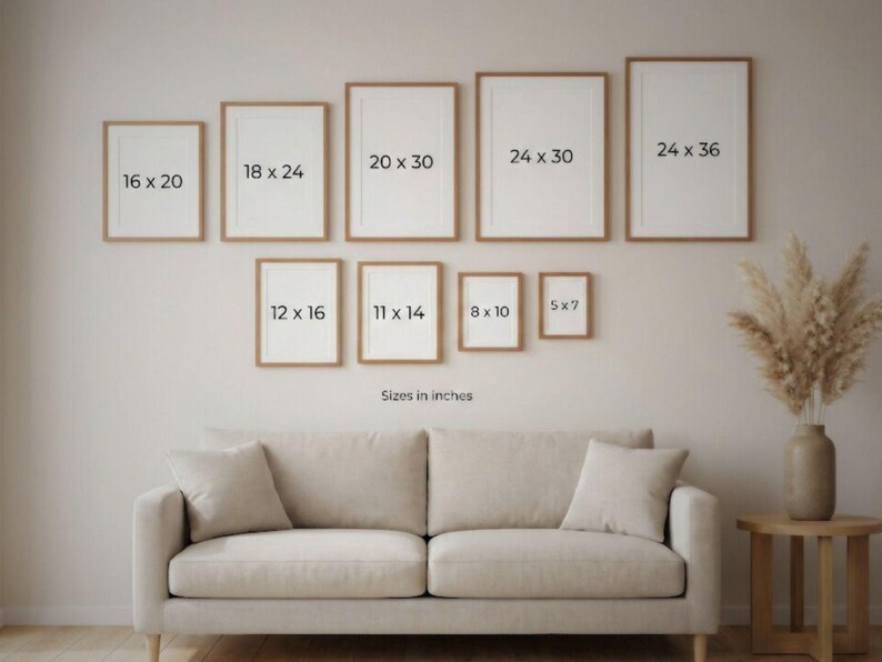 Pu&ograve; includere: Una mostra di stampe artistiche incorniciate in varie dimensioni, tra cui 40.6 x 50.8 cm, 45.7 x 61 cm, 50.8 x 76.2 cm, 61 x 76.2 cm e 61 x 91.4 cm, disposte su una parete sopra un divano beige. Il testo "Sizes in inches" &egrave; visibile.