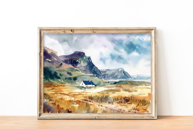 Pu&ograve; includere: Un dipinto ad acquerello di un cottage bianco con un tetto blu in un campo con erba alta. Il cottage &egrave; incastonato in una valle con montagne sullo sfondo. Il cielo &egrave; nuvoloso e blu.