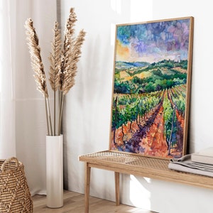 Peut inclure: Une peinture &agrave; l'aquarelle d'un paysage de vignoble avec des rang&eacute;es de vignes, un chemin de terre et des collines vallonn&eacute;es en arri&egrave;re-plan. Le ciel est un m&eacute;lange vibrant de violet, de bleu et d'orange.