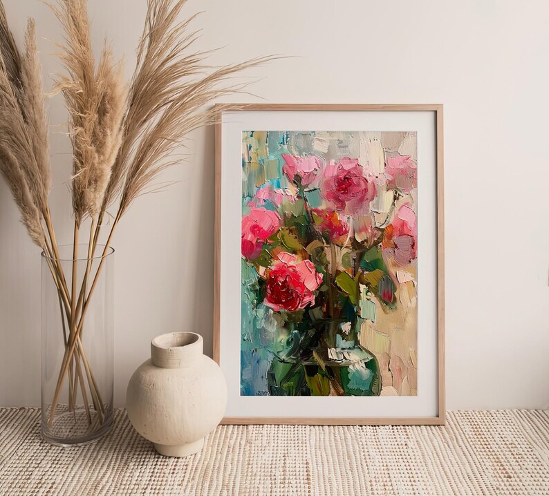 Op de afbeelding: Een schilderij van een boeket roze rozen in een groene vaas. De rozen zijn losjes en natuurlijk gerangschikt, en de vaas staat op een tafel. De achtergrond is zacht blauw en groen.