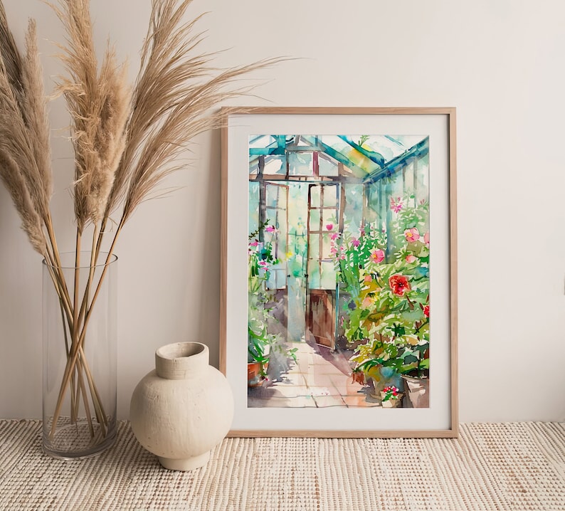 Puede incluir: Una pintura de acuarela del interior de un invernadero con una puerta de madera y una vista de un jard&iacute;n con flores rosas y rojas. La pintura est&aacute; enmarcada en un marco de madera claro.