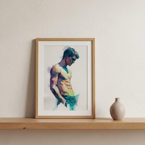 Pu&ograve; includere: Una stampa ad acquerello incorniciata di una figura senza maglietta nei toni del blu, verde e giallo. L'opera d'arte &egrave; esposta su una mensola di legno, con un piccolo vaso beige a destra. La cornice &egrave; di colore marrone chiaro.