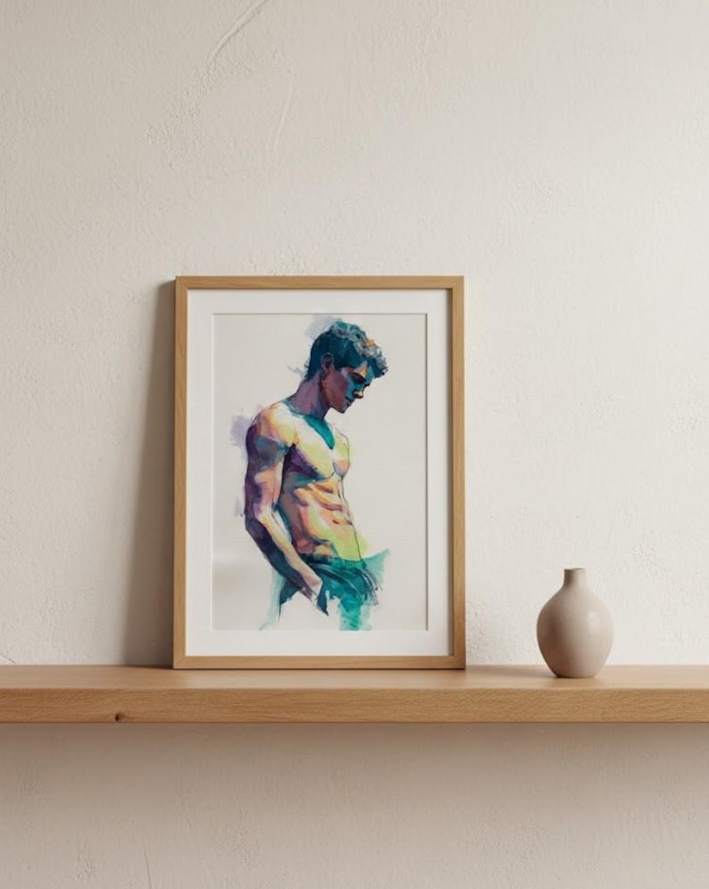 Pu&ograve; includere: Una stampa ad acquerello incorniciata di una figura senza maglietta nei toni del blu, verde e giallo. L'opera d'arte &egrave; esposta su una mensola di legno, con un piccolo vaso beige a destra. La cornice &egrave; di colore marrone chiaro.