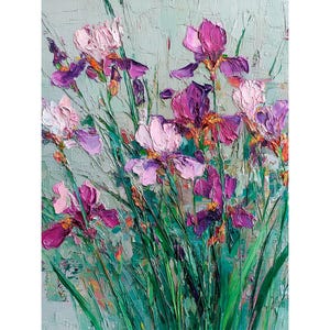Puede incluir: Pintura al óleo de lirios en tonos morados, rosas y blancos, con tallos y hojas verdes. Las flores están pintadas con pinceladas gruesas, creando un efecto texturizado sobre un fondo verde claro.