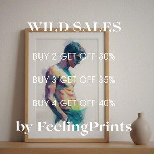Pu&ograve; includere: Stampa artistica incorniciata di una figura muscolosa nei toni del blu, verde e viola. L'opera &egrave; esposta su una mensola di legno con un piccolo vaso. Il testo sulla stampa recita "WILD SALES" e "BUY 2 GET OFF 30%" e altro.