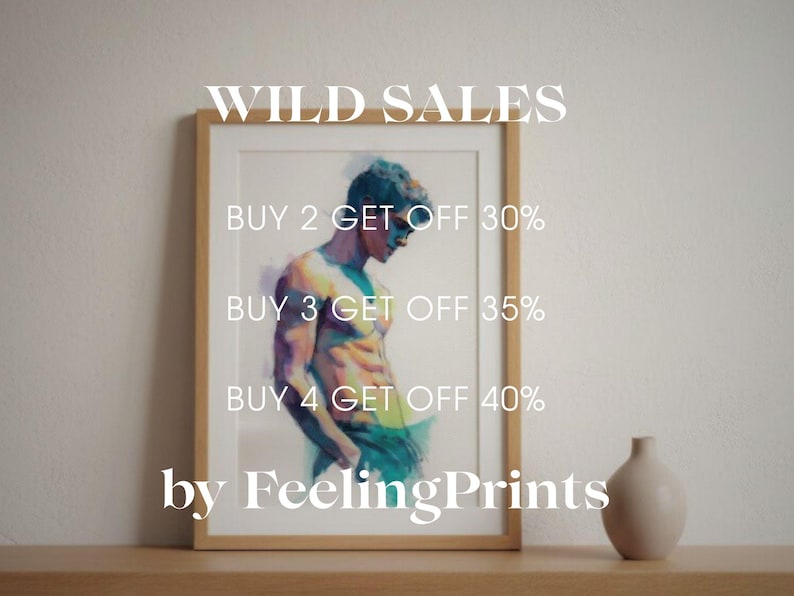 Pu&ograve; includere: Stampa artistica incorniciata di una figura muscolosa nei toni del blu, verde e viola. L'opera &egrave; esposta su una mensola di legno con un piccolo vaso. Il testo sulla stampa recita "WILD SALES" e "BUY 2 GET OFF 30%" e altro.