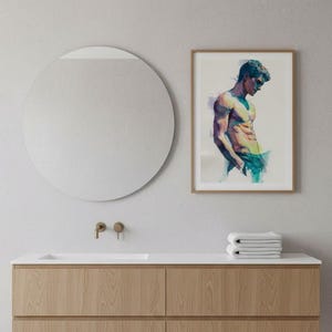 Pu&ograve; includere: Interno bagno con specchio rotondo, stampa incorniciata ad acquerello di figura a torso nudo e mobile lavabo in legno con piano bianco. Il mobile ha quattro cassetti e accessori dorati. Una pila di asciugamani bianchi &egrave; sul bancone.