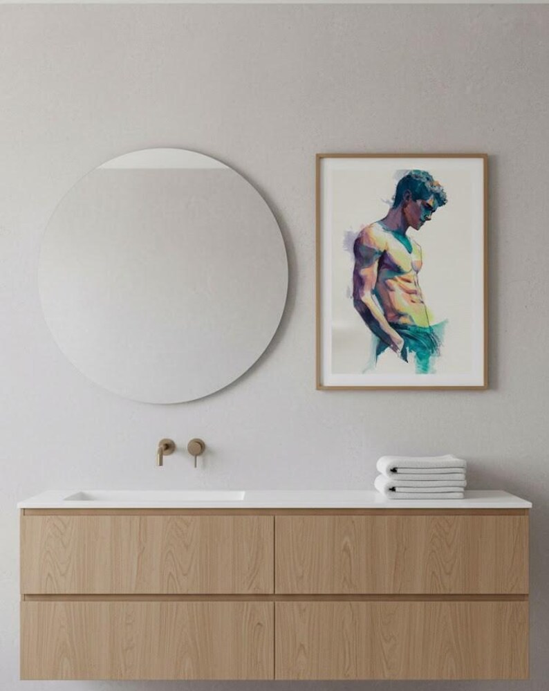 Pu&ograve; includere: Interno bagno con specchio rotondo, stampa incorniciata ad acquerello di figura a torso nudo e mobile lavabo in legno con piano bianco. Il mobile ha quattro cassetti e accessori dorati. Una pila di asciugamani bianchi &egrave; sul bancone.