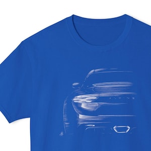 Könnte beinhalten: Königsblaues T-Shirt mit einer weißen Strichzeichnung der Fahrzeugfront. Das Design zeigt die Scheinwerfer, den Kühlergrill und die Stoßstange. Das T-Shirt besteht aus einem weichen, bequemen Material.