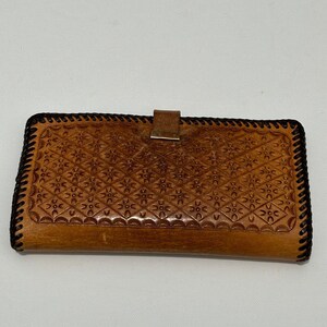 Cartera de mano vintage hecha a mano de cuero marrón con diseño floral, cartera estilo bohemio, billetera plegable con bolsillo para monedas