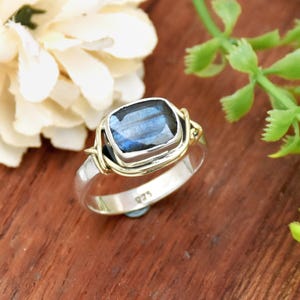 Fasettslipad labradoritring: Handgjord trådknut i 925 sterlingsilver