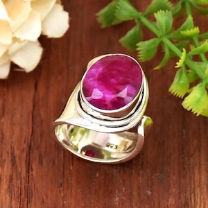 Ovale ring met Indiase robijn: brede band van 925 sterling zilver, verstelbaar
