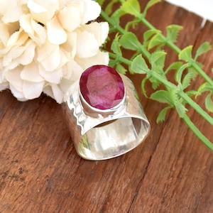Indisk rubin oval ädelstensring: Hamrad sterlingsilver bred band