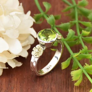 Green Peridot Ring, 925 Sterling silver Ring, Round Stone Ring, Birthstone Ring, Statement Ring, Flower Ring, Two Tone Ring, Hammered Ring