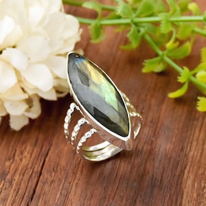 Anillo de labradorita marquesa: triple banda de filigrana de plata de ley